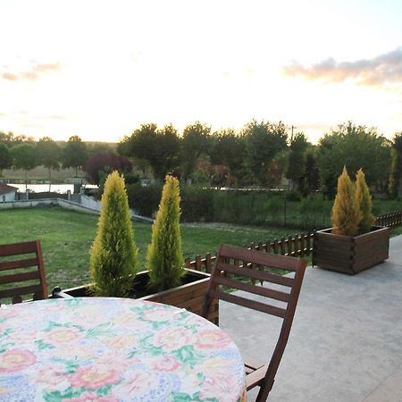 La Maison Et Son Jardin Sur Le Canal De Bourgogne Ravieres Экстерьер фото