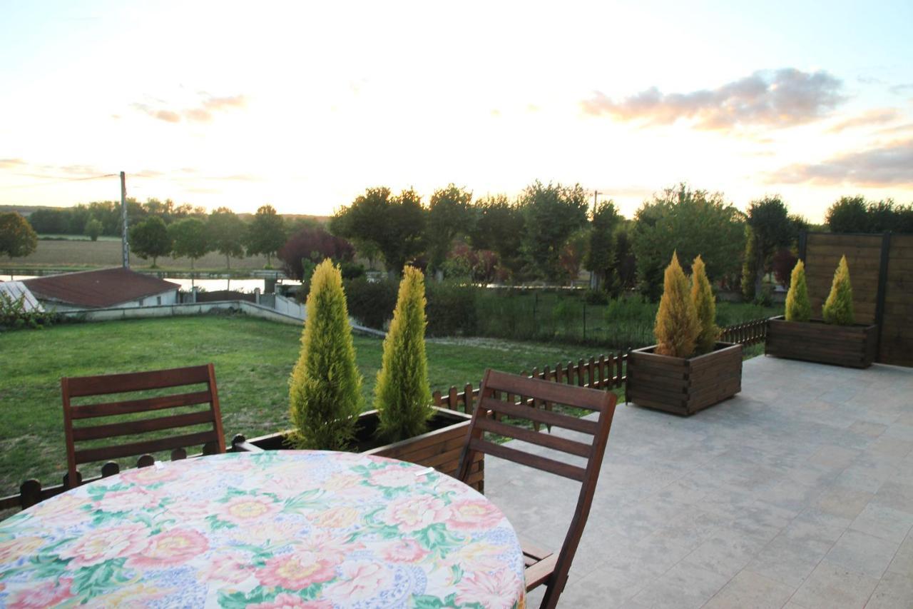 La Maison Et Son Jardin Sur Le Canal De Bourgogne Ravieres Экстерьер фото