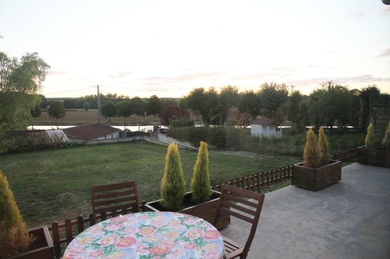 La Maison Et Son Jardin Sur Le Canal De Bourgogne Ravieres Экстерьер фото